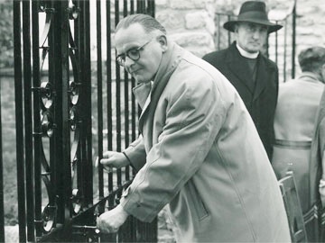 Hedley Purser officially opens the gate to the new, Elms Park, in 1951