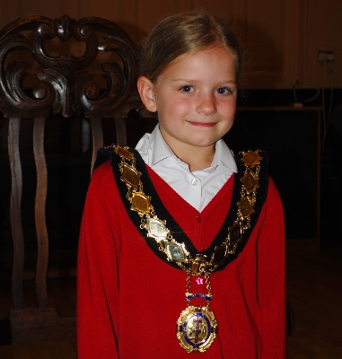 Mayors_chain_Barleyhill_pupil_tries_it_on (381x400)