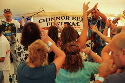 Muttz Knuttz entertain the crown at last year's Chinnor Beer Festival