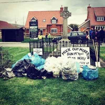 moreton_muckout_2015 (400x400)