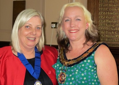 Thame's current Mayor, Nichola Dixon (R), and the new Mayor designate,, Linda Emery