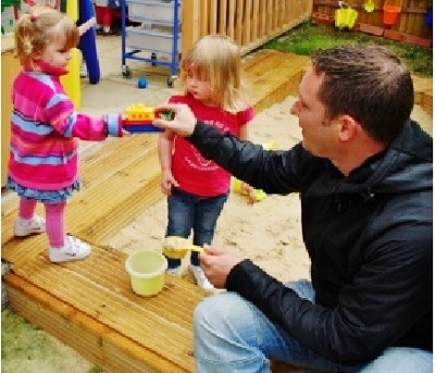 Childrens_centre_dad_with_toddlers (400x343)