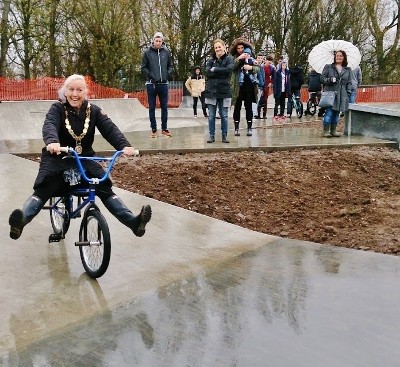 The Mayor of Thame, Nichola Dixon tries out the skate park for herself!