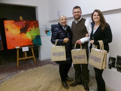 Thame's Deputy Mayor, Linda Emery (left), pops into the pop-up gallery to meet Poseytude's James Taylor and Margarita