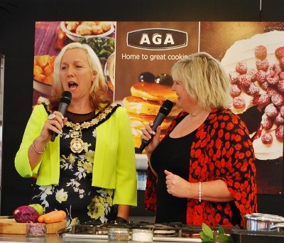 Lotte Duncan with the Mayor of Thame, Nichola Dixon at Thame Food Festival 2015