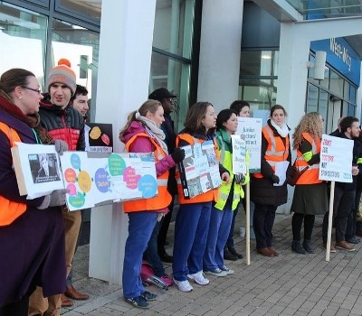 Junior doctors picketing at the JR Hospital, Oxford (Photo by John Walker)