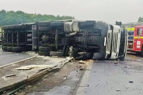 overturned_lorry (500x333)
