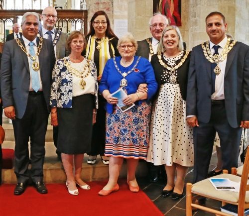 The Mayor of Thame, Linda Emery (2nd R), Cllr Jeannette Matelot Green (on her R) & other dignitaries 
